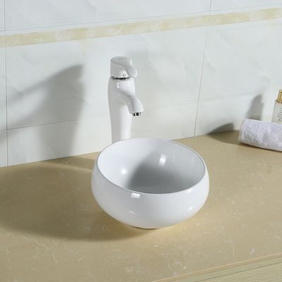 Óvalo sobre cuarto de baño sanitario del lavabo de los fregaderos de cerámica hechos a mano contrarios del lavabo