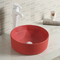 Fregadero redondo de cerámica liso del cuarto de baño sobre el lavabo anaranjado de la sobremesa contraria