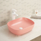 Crianza de bacterias sobre fregadero de cerámica limpio fácil del cuarto de baño del rosa contrario del lavabo