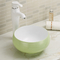 El cuarto de baño liso y elegante de la encimera hunde el lavabo oval blanco de la forma