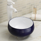 Óvalo sobre cuarto de baño sanitario del lavabo de los fregaderos de cerámica hechos a mano contrarios del lavabo