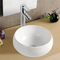 El cuarto de baño liso y elegante de la encimera hunde el lavabo oval blanco de la forma